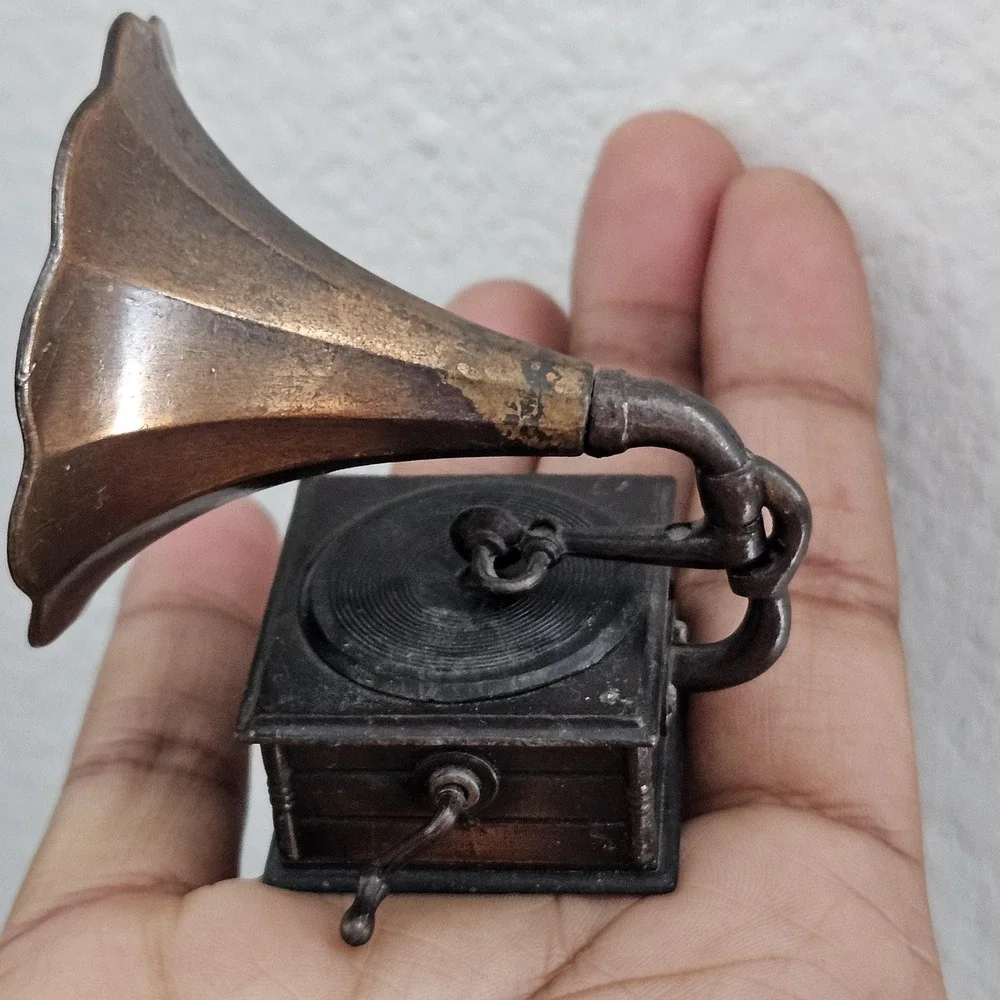 miniature die-cast‎ metal gramophone pencil sharpener